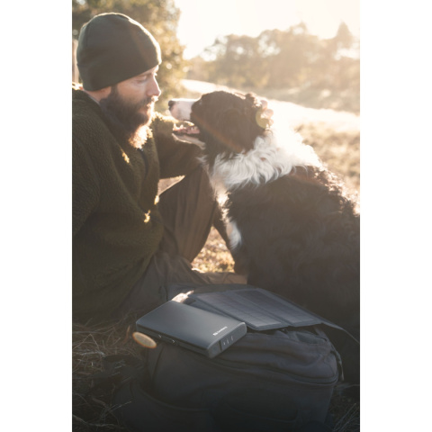 Powerbank solarny Sandberg Solar 4-Panel 25000 - ładowanie powerbanka