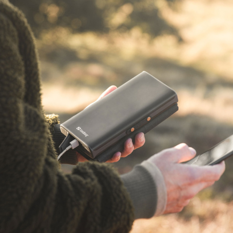 Powerbank solarny Sandberg Solar 4-Panel 25000 - w ręce