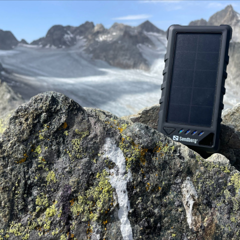 Wodoodporny powerbank solarny Sandberg Outdoor Solar 16000 - na skale