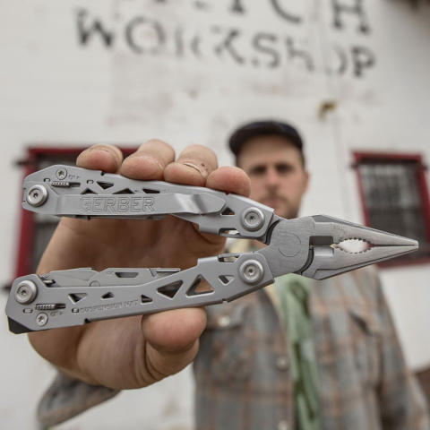 Multitool Gerber Suspension NXT - w ręce