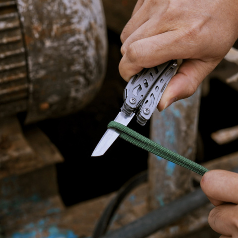 Multitool NexTool Mini Flagship - użycie (srebrny wariant kolorystyczny)