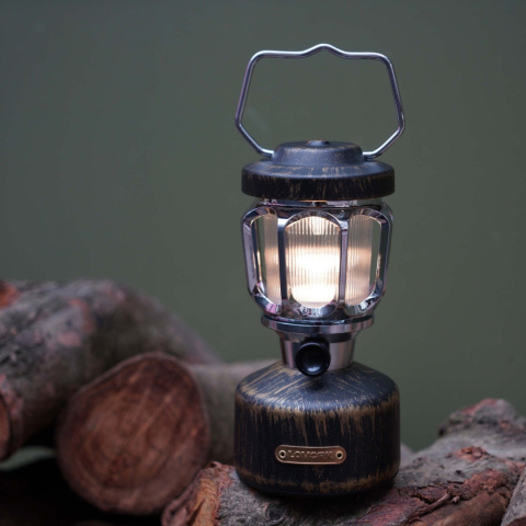 Lampa kempingowa Lovork Hurricane Evolution - lifestyle 4 (na zdjęciu wariant w wersji brązowej) Lampa kempingowa Lovork Hurricane Evolution - lifestyle 4 (na zdjęciu wariant w wersji brązowej)