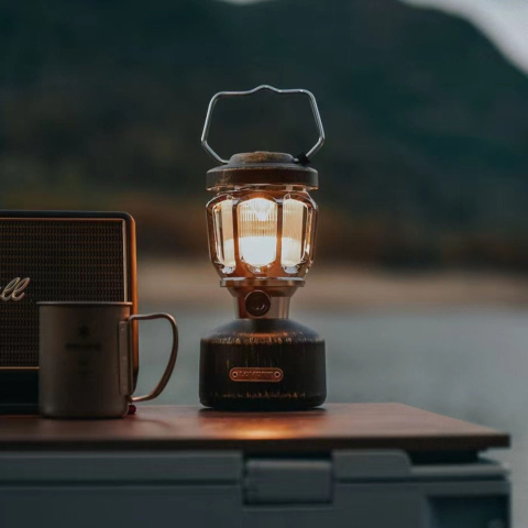 Lampa kempingowa Lovork Hurricane Evolution - lifestyle 5 (na zdjęciu wariant w wersji brązowej) Lampa kempingowa Lovork Hurricane Evolution - lifestyle 5 (na zdjęciu wariant w wersji brązowej)