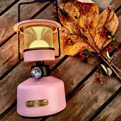 Lampa kempingowa Lovork Zephyr - lifestyle 2 (na zdjęciu wariant w kolorze różowym) Lampa kempingowa Lovork Zephyr - lifestyle 2 (na zdjęciu wariant w kolorze różowym)