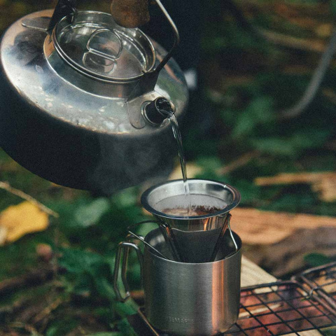 Czajnik turystyczny FireMaple Antarcti Kettle 1l - nalewanie Czajnik turystyczny FireMaple Antarcti Kettle 1l - nalewanie