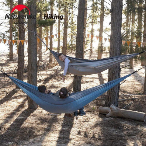 Hamak turystyczny Naturehike Ultralight Swing Single Upgrade NH21DC011 - niebieski - użycie Hamak turystyczny Naturehike Ultralight Swing Single Upgrade NH21DC011 - niebieski - użycie