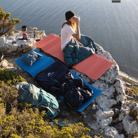 Karimata Naturehike Egg Crate Folding Mat 2,5 cm NH20FCD07 - niebieski - użycie 1 Karimata Naturehike Egg Crate Folding Mat 2,5 cm NH20FCD07 - niebieski - użycie 1