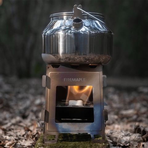 Kuchenka turystyczna FireMaple Fortress Titanium Wood Stove - użycie z czajnikiem Kuchenka turystyczna FireMaple Fortress Titanium Wood Stove - użycie z czajnikiem