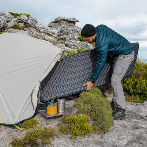 Materac turystyczny Naturehike Tuye R 3.5 Ultralight Square Standard - czarny - użycie 1 Materac turystyczny Naturehike Tuye R 3.5 Ultralight Square Standard - czarny - użycie 1