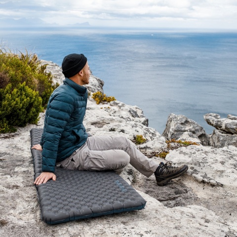 Materac turystyczny Naturehike Tuye R 3.5 Ultralight Square Standard - czarny - użycie 2 Materac turystyczny Naturehike Tuye R 3.5 Ultralight Square Standard - czarny - użycie 2