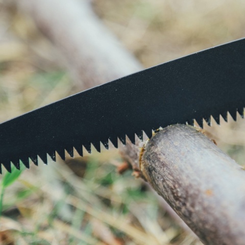 Piła składana FireMaple Lightning Folding Hand Saw - użycie Piła składana FireMaple Lightning Folding Hand Saw - użycie