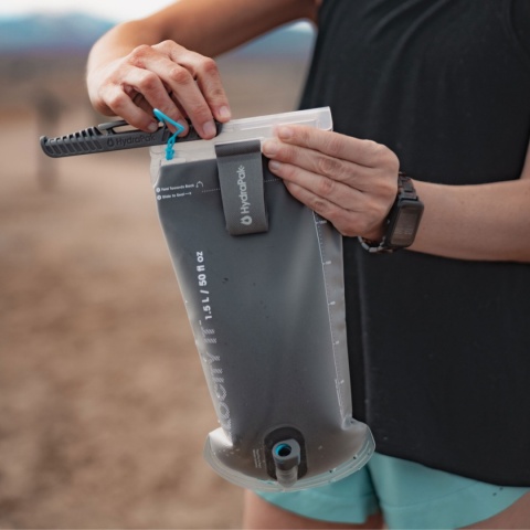 Bukłak na wodę do plecaka HydraPak Velocity IT 1,5 l - użycie 1 Bukłak na wodę do plecaka HydraPak Velocity IT 1,5 l - użycie 1