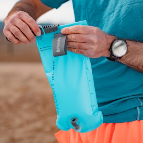Bukłak do plecaka HydraPak Velocity 2 l - użycie 2 Bukłak do plecaka HydraPak Velocity 2 l - użycie 2