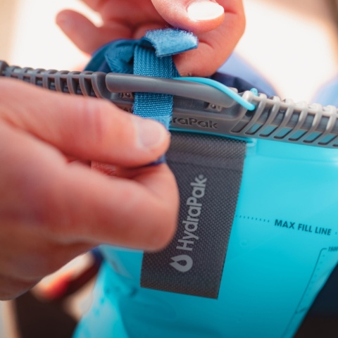 Bukłak do plecaka HydraPak Velocity 2 l - użycie 3 Bukłak do plecaka HydraPak Velocity 2 l - użycie 3