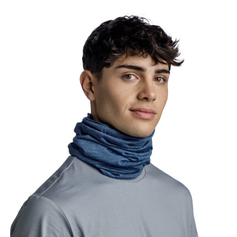 Chusta wielofunkcyjna z wełny merino Buff Merino Lightweight - multistripes tempest (niebieski) - użycie 1