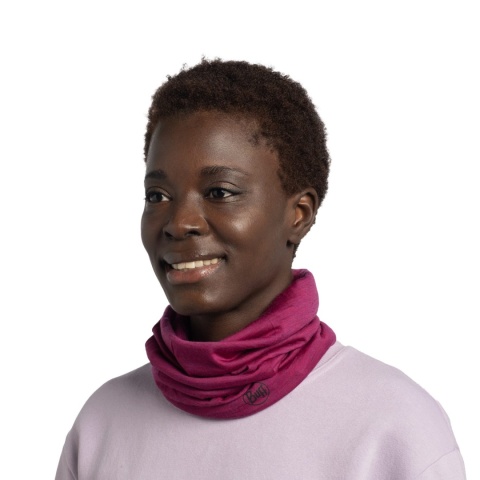 Chusta wielofunkcyjna z wełny merino Buff Merino Lightweight - solid magenta (fuksja) - użycie 1