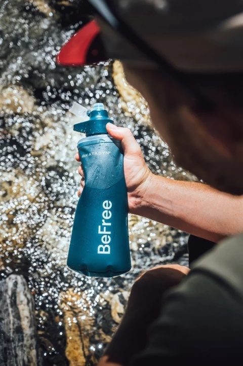 Filtr do wody Katadyn BeFree AC ze zwijaną butelką 1.0 l - niebieski - użycie 1