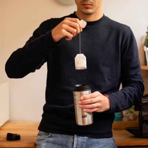 Kubek termiczny Esbit Majoris Thermo Mug Flip Top 450 ml - srebrny - użycie 3