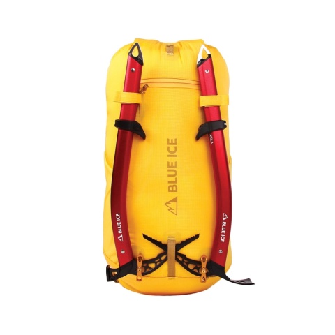 Czekan Blue Ice Akila - przy plecaku obie wersje