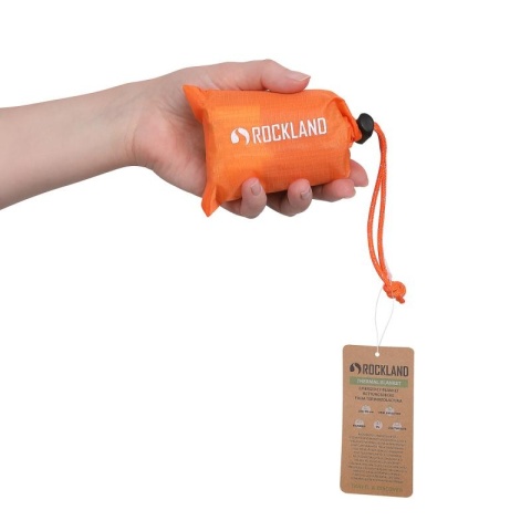 Koc termiczny Rockland Thermal Blanket - złożony w ręce