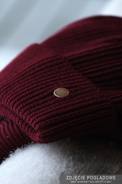 Czapka zimowa SuperYellow Hannah z wełny merino - lifestyle 4