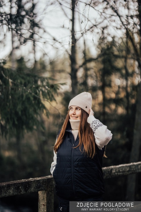 Czapka zimowa SuperYellow Hannah z wełny merino - lifestyle 3