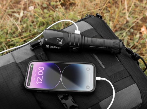 Latarka Sandberg Survivor Torch Powerbank 5000 mAh - 1200 lumenów - lifestyle 1