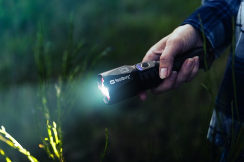 Latarka Sandberg Survivor Torch Powerbank 5000 mAh - 1200 lumenów - lifestyle 2