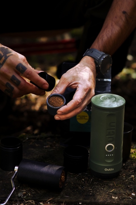 Przenośny ekspres do kawy Outin Nano - zielony - lifestyle 2