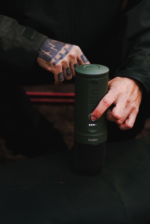 Przenośny ekspres do kawy Outin Nano - zielony - lifestyle 3