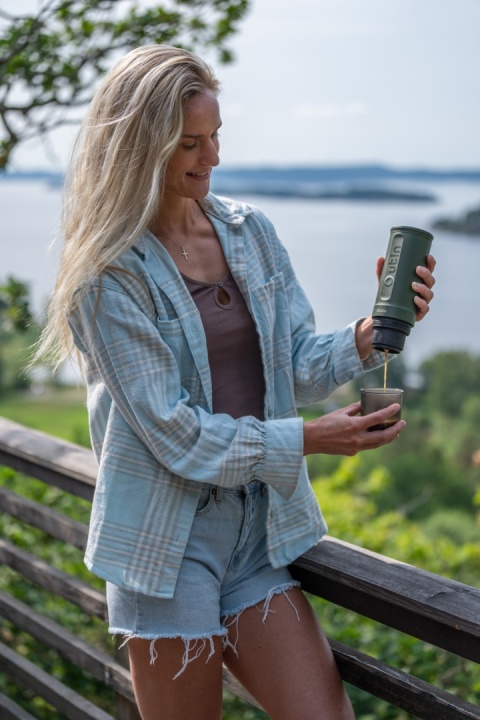 Przenośny ekspres do kawy Outin Nano - zielony - lifestyle 4