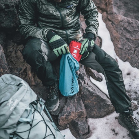 Apteczka trekkingowa Lifesystems Trek First Aid Kit - czerwony - w ręce