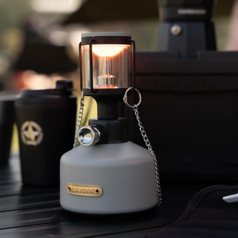 Lampa kempingowa Lovork Mistral - lifestyle 3 (na zdjęciu wariant w kolorze szarym)