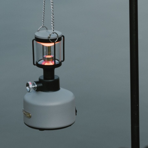 Lampa kempingowa Lovork Mistral - lifestyle 4 (na zdjęciu wariant w kolorze szarym)