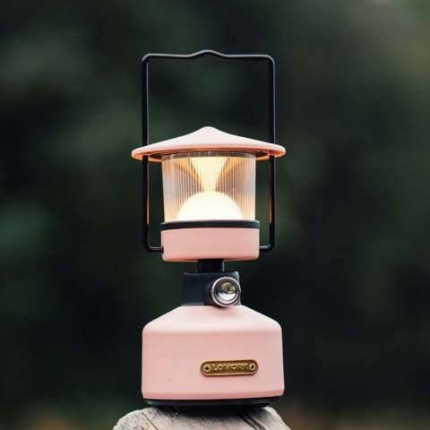 Lampa kempingowa Lovork Zephyr - lifestyle 1 (na zdjęciu wariant w kolorze różowym)