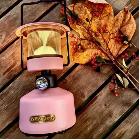 Lampa kempingowa Lovork Zephyr - lifestyle 2 (na zdjęciu wariant w kolorze różowym)