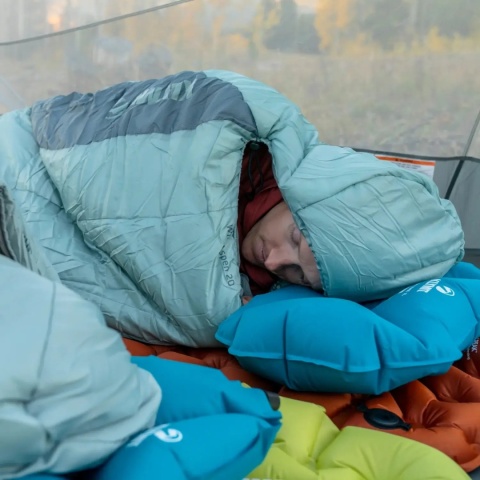Poduszka turystyczna dmuchana Klymit Pillow X Base - lifestyle sen 2