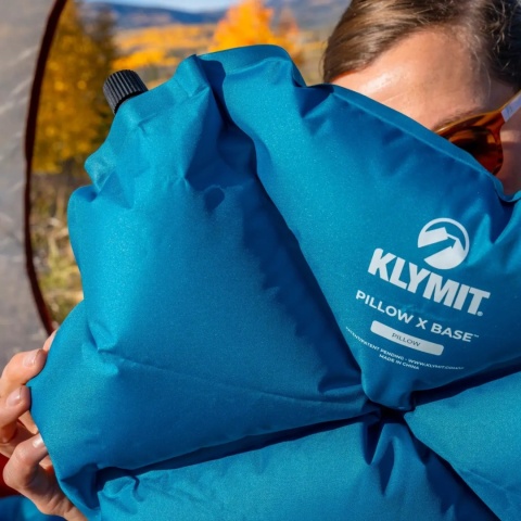 Poduszka turystyczna dmuchana Klymit Pillow X Base - lifestyle konstrukcja X