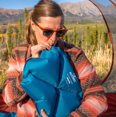 Poduszka turystyczna dmuchana Klymit Pillow X Base - lifestyle pompowanie