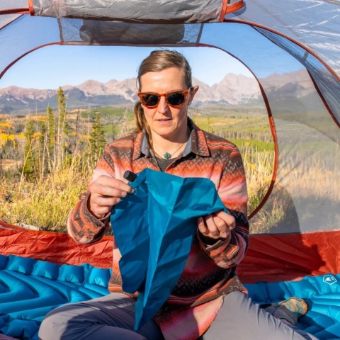 Poduszka turystyczna dmuchana Klymit Pillow X Base - lifestyle rozkładanie
