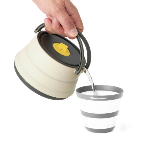 Czajnik składany Sea To Summit Frontier Ultralight Collapsible Kettle 1,1 l - nalewanie