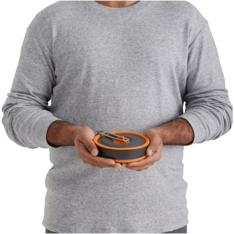 Garnek składany Sea to Summit Frontier Ultralight Collapsible Pot 1l - w rękach