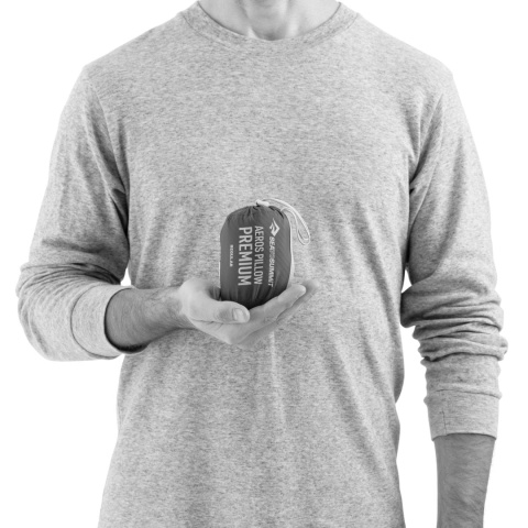 Poduszka dmuchana Sea to Summit Aeros Premium Pillow Regular - w ręce