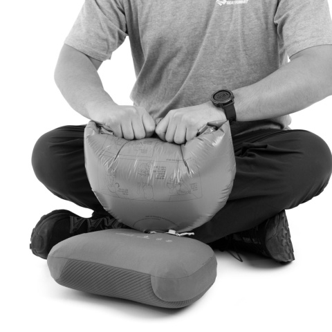 Poduszka dmuchana Sea to Summit Aeros Premium Pillow Regular - pompowanie