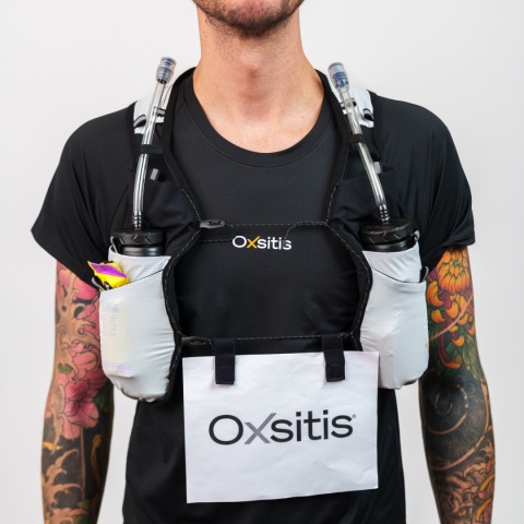 Kamizelka biegowa Oxsitis Ghost 8 - grey/orange - przód na modelu