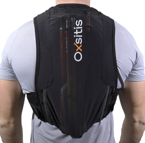 Kamizelka biegowa Oxsitis Gravity 10 - black - przykładowe przenoszenie kijów