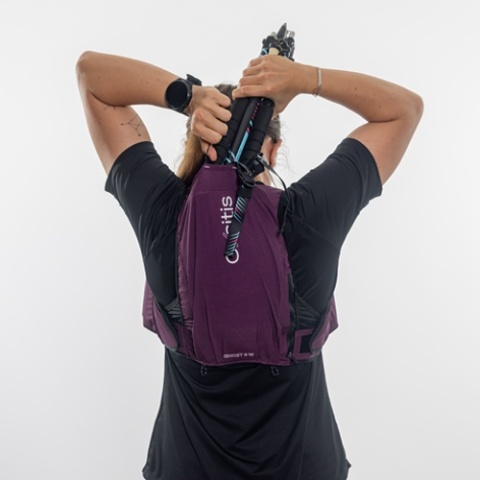 Kamizelka biegowa damska Oxsitis Ghost 8 - plum - przenoszenie kijów 1