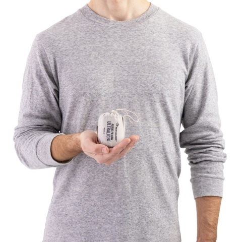 Poduszka dmuchana Sea to Summit Aeros Ultralight Pillow Regular - w ręce