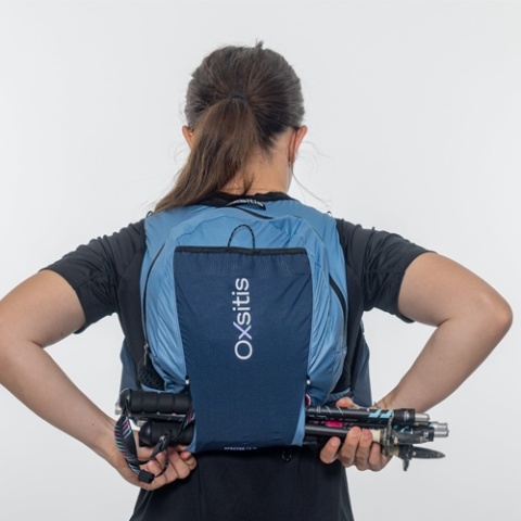 Plecak biegowy damski Oxsitis Spectre 12 - cloud blue - przenoszenie kijów 1