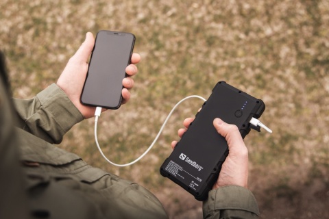 Wodoodporny powerbank solarny Sandberg Outdoor Solar 24000 - użycie 2